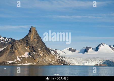 La Norvège, l'archipel du Svalbard, Spitzberg, Hornsund. Paysage pittoresque d'un recul des glaciers et des montagnes en été. Banque D'Images