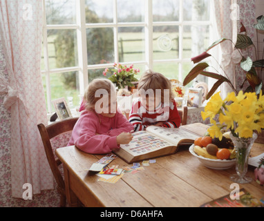 Les enfants avec la collection de timbres album, Sunninghill, Berkshire, Angleterre, Royaume-Uni Banque D'Images