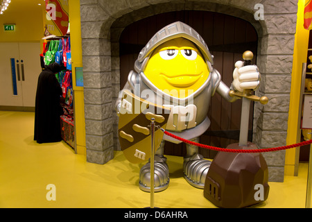 Londres, Royaume-Uni, un M & M caractère dans Ritterruestung dans le M & M-Monde Banque D'Images