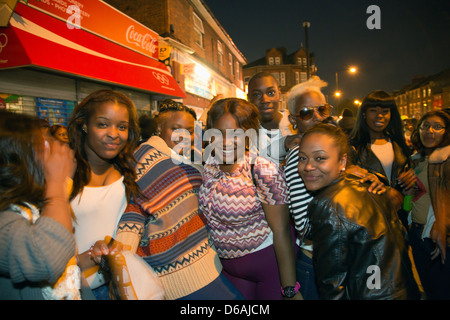 Londres, Royaume-Uni, fête de rue en soirée avec DJ dans la région de Hackney Banque D'Images