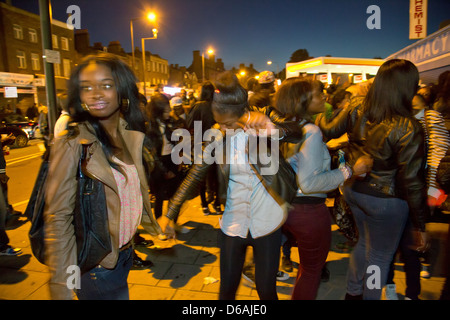 Londres, Royaume-Uni, fête de rue en soirée avec DJ dans la région de Hackney Banque D'Images