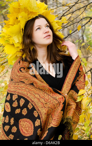 La fille enceinte in autumn park Banque D'Images