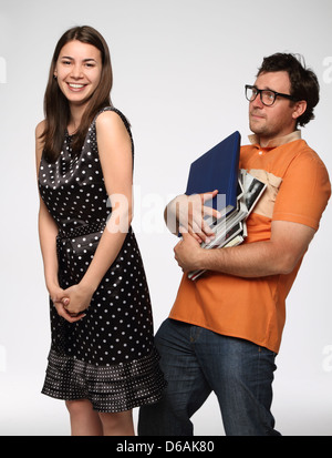 Portrait d'un jeune couple drôle en studio Banque D'Images