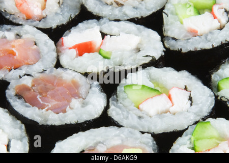 Le saumon et le thon rouleaux de sushi Banque D'Images