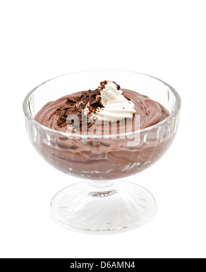 Pouding au chocolat en dessert bol en verre isolé sur fond blanc Banque D'Images