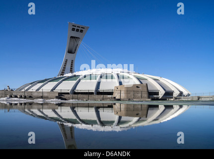 Stade olympique de Montréal à flot dans la fonte du printemps Banque D'Images