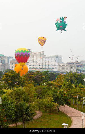 PUTRAJAYA, MALAISIE - Mars 2013 - Diverses formes de montgolfières décoller à l'assemblée annuelle Hot Air Balloon Fiesta sur Mars 201 Banque D'Images