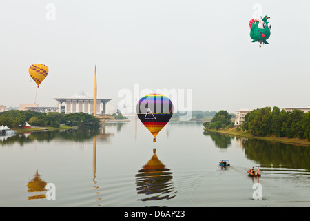 PUTRAJAYA, MALAISIE - Mars 2013 - un de la montgolfière survole la rivière sur la surface de Mars 2013 à Putrajaya. L'annu Banque D'Images