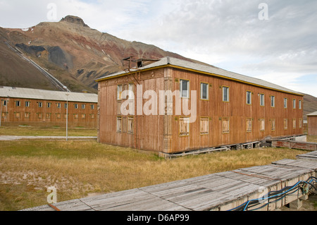 La Norvège, l'archipel du Svalbard, Spitzberg, Billefjorden, Pyramiden. Rue principale avec sol en bois de style sibérien barracks Banque D'Images