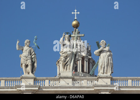 Statue de jésus christ un saint Jean Baptiste sur le haut de la façade de Saint Pierre à Rome Banque D'Images
