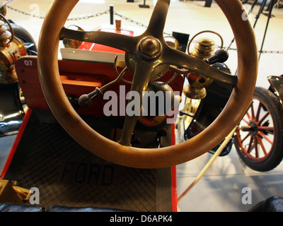 La Ford N Runabout 1906 est une automobile classique du début du XXe siècle, connue pour sa taille compacte et son design efficace. Faisant partie des premières offres de Ford, il représente le début de la production de masse dans l'industrie automobile. Banque D'Images
