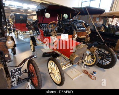 Le Ford N Runabout 1906 est un modèle Ford précoce, connu pour son design léger et abordable. Il s'agit de l'une des premières voitures produites en série et a joué un rôle clé en rendant les automobiles plus accessibles au grand public. Banque D'Images