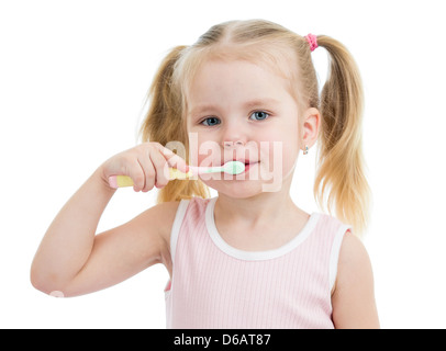 Cute girl se brosser les dents de l'enfant isolé sur fond blanc Banque D'Images