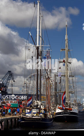 Au port de la ville, les navires à voile ont amarré pour le 22ème festival à Hanse Sail Rostock, Allemagne, 09 août 2012. Le festival maritime va de 09 jusqu'au 12 août 2012 et dispose de 170 navires traditionnels et du musée. Photo : Jens Buettner Banque D'Images