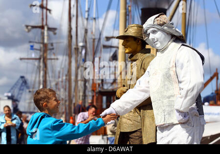 Bienvenue artistes visiteurs du 22ème festival Hanse Sail dans le port de Rostock, Allemagne, 09 août 2012. Le festival maritime va de 09 jusqu'au 12 août 2012 et dispose de 170 navires traditionnels et du musée. Photo : Jens Buettner Banque D'Images