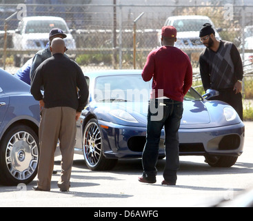 50 Cent alias Curtis James Jackson III arrive à un immeuble de bureaux avec son entourage pour une réunion avant d'entrer dans la Banque D'Images