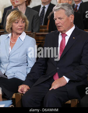 Le Président allemand Joachim Gauck est assis à côté de son partenaire Daniela Schadt et est visiblement ému lors de l'octroi de la citoyenneté d'honneur de sa ville natale Rostock au Mary's Church, à Rostock, Allemagne, 09 août 2012. 900 personnes et 90 journalistes ont suivi la cérémonie. Photo : BERND WUESTNECK Banque D'Images