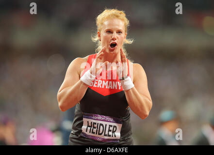 Betty l'Allemagne célèbre Donald Béchard sa médaille de bronze lors de la finale du lancer de marteau à l'athlétisme des Jeux Olympiques de Londres 2012, l'athlétisme au Stade Olympique, Londres, Grande-Bretagne, 10 août 2012. Photo : Christian Charisius  + + +(c) afp - Bildfunk + + + Banque D'Images