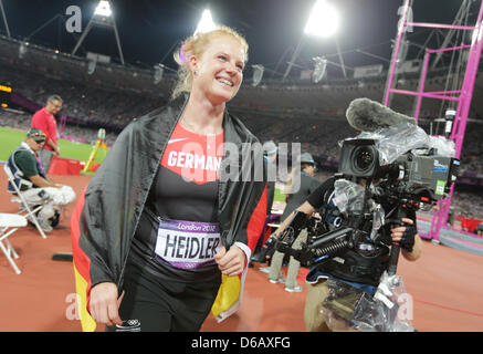 Betty l'Allemagne célèbre Donald Béchard sa médaille de bronze lors de la finale du lancer de marteau à l'athlétisme des Jeux Olympiques de Londres 2012, l'athlétisme au Stade Olympique, Londres, Grande-Bretagne, 10 août 2012. Photo : Michael Kappeler dpa  + + +(c) afp - Bildfunk + + + Banque D'Images