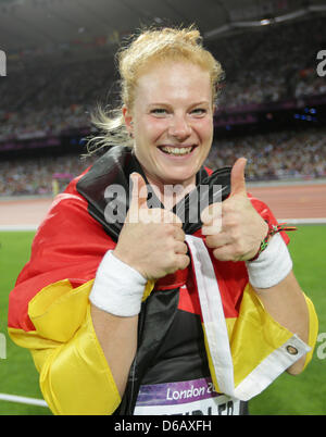 Betty l'Allemagne célèbre Donald Béchard sa médaille de bronze lors de la finale du lancer de marteau à l'athlétisme des Jeux Olympiques de Londres 2012, l'athlétisme au Stade Olympique, Londres, Grande-Bretagne, 10 août 2012. Photo : Michael Kappeler dpa  + + +(c) afp - Bildfunk + + + Banque D'Images