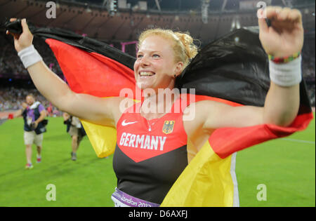 Betty l'Allemagne célèbre Donald Béchard sa médaille de bronze lors de la finale du lancer de marteau à l'athlétisme des Jeux Olympiques de Londres 2012, l'athlétisme au Stade Olympique, Londres, Grande-Bretagne, 10 août 2012. Photo : Michael Kappeler dpa  + + +(c) afp - Bildfunk + + + Banque D'Images