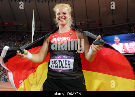 Betty l'Allemagne célèbre Donald Béchard sa médaille de bronze lors de la finale du lancer de marteau à l'athlétisme des Jeux Olympiques de Londres 2012, l'athlétisme au Stade Olympique, Londres, Grande-Bretagne, 10 août 2012. Photo : Michael Kappeler dpa  + + +(c) afp - Bildfunk + + + Banque D'Images