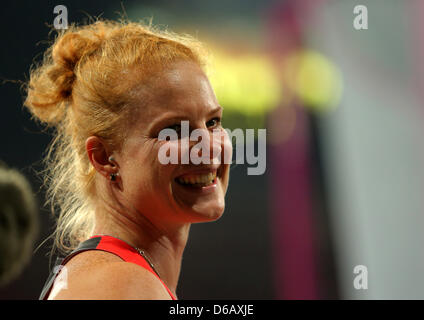 Betty l'Allemagne célèbre Donald Béchard sa médaille de bronze lors de la finale du lancer de marteau à l'athlétisme des Jeux Olympiques de Londres 2012, l'athlétisme au Stade Olympique, Londres, Grande-Bretagne, 10 août 2012. Photo : Christian Charisius dpa  + + +(c) afp - Bildfunk + + + Banque D'Images