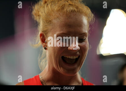 Betty l'Allemagne célèbre Donald Béchard sa médaille de bronze lors de la finale du lancer de marteau à l'athlétisme des Jeux Olympiques de Londres 2012, l'athlétisme au Stade Olympique, Londres, Grande-Bretagne, 10 août 2012. Photo : Christian Charisius dpa  + + +(c) afp - Bildfunk + + + Banque D'Images