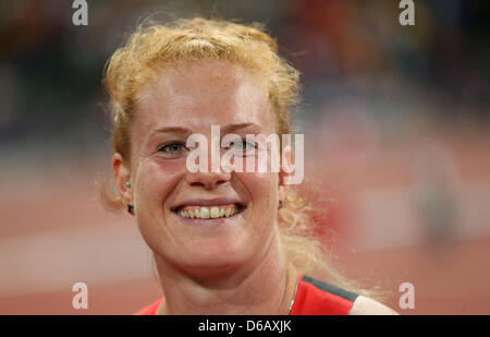 Betty l'Allemagne célèbre Donald Béchard sa médaille de bronze lors de la finale du lancer de marteau à l'athlétisme des Jeux Olympiques de Londres 2012, l'athlétisme au Stade Olympique, Londres, Grande-Bretagne, 10 août 2012. Photo : Michael Kappeler dpa  + + +(c) afp - Bildfunk + + + Banque D'Images