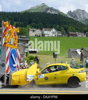 Un test vehichle écrase dans un vehichle construction à une vitesse de ca. 80 km/h sur une piste d'essais Dekra lors d'un crash test de Wildhaus-Alt Sankt Johann, Suisse, 28 juin 2012. Au cours de la simulation, un coussin crash absorbe la plus grande partie de l'énergie de la collision la prévention des graves dommages : la voiture arrive pour un arrêt moins abruptement et la construction vehichle n'est pas déplacé de façon substantielle. Un Banque D'Images