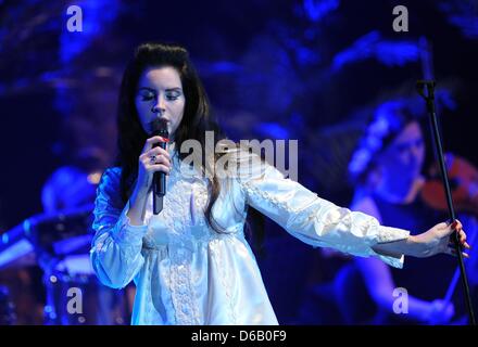 Berlin, Allemagne, 15 avril 2013. US-la chanteuse américaine Lana del Rey chante sur la scène du Velodrom à Berlin, Allemagne, 15 avril 2013. Photo : BRITTA PEDERSEN/DPA/Alamy Live News Banque D'Images