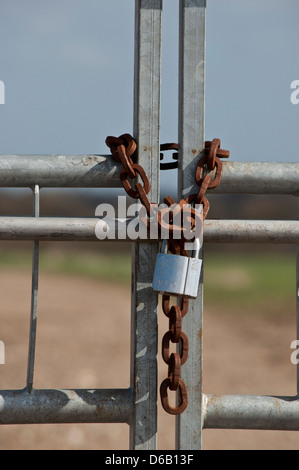 Chaîne la chaîne verrouillée à la ferme de blocage Banque D'Images