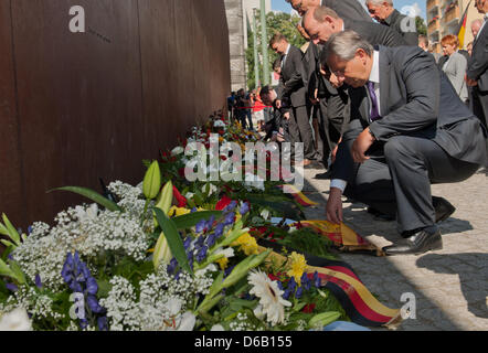 Le maire de Berlin Klaus Wowereit (R) fixe une couronne pour commémorer le début de la construction du mur à l'emplacement mémorial du mur à la rue Bernauer à Berlin, Allemagne, 13 août 2012. Le régime communiste est-allemands ont commencé la construction du mur de Berlin le 13 août 1961, il y a 51 ans. La chute du mur le 09 novembre 1989. Photo : TIM BRAKEMEIER Banque D'Images