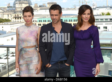 Les acteurs Colin Farrell (C), Jessica Biel (L) et Kate Beckinsale pose pour les médias lors d'un photocall pour le film 'Total Recall' à Berlin, Allemagne, 13 août 2012. Le film sera diffusé aux cinémas allemands le 23 août 2102. Photo : BRITTA PEDERSEN Banque D'Images