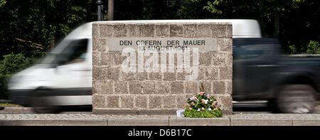 Un van passe un mémorial pour les victimes du Mur de Berlin à Glienicker Bridge, où le mur utilisé pour être, à Potsdam, Allemagne, 13 août 2012. La construction sur le mur de Berlin a débuté le 13 août 1961. Le travail commence aujourd'hui sur le pont Glienicker pour marquer l'endroit où le mur. Photo : Oliver Mehlis Banque D'Images