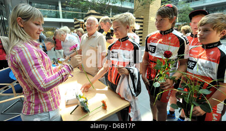 L'athlète olympique de Thuringe teamsprint Kristina Vogel (L ; l'or) est accueilli par les jeunes amateurs de vélo retour à Erfurt, Allemagne, 13 août 2012. Photo : Martin Schutt Banque D'Images