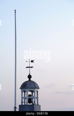 Une intéressante bell au sommet de la tour de l'église Saint-Laurent dans Cucklington, Somerset, UK Banque D'Images