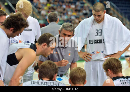 L'entraîneur-chef de l'Allemagne Svetislav Pesic (C) donne des instructions à son équipe pendant le match de basket-ball international entre l'Allemagne et la Géorgie à l'Arène de sport à Leipzig, Allemagne, 13 août 2012. PHOTO : HENDRIK SCHIMDT Banque D'Images