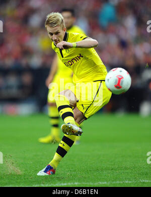 Le Dortmund Marco Reus passe le ballon au cours de la DFL Super Cup match final entre FC Bayern Munich Borussia Dortmund et à l'Allianz Arena de Munich, Allemagne, 12 août 2012. Photo : Thomas Eisenhuth Banque D'Images