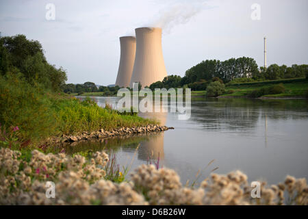 Grohnde centrale nucléaire se reflète dans la Weser, dans Grohnde près de Hameln, Allemagne, 14 août 2012. À l'occasion de la publication de plans d'urgence pour les centrales nucléaires de Grohnde et Lingen initiatives de citoyens plus demad zones d'évacuation. Les initiatives de citoyens l'intention de donner leur avis sur les plans à Hanovre le 15 août 2012. Photo : Emily Wabitsch Banque D'Images