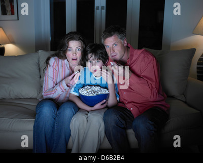 Family watching film ensemble Banque D'Images