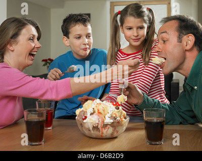 Family eating ice cream ensemble Banque D'Images