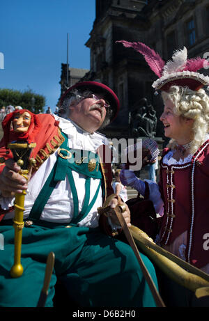 Un très habillé en 'Fou du roi Joseph Froehlich" pose au cours d'une séance photo pour la nouvelle image du panorama de Dresde baroque par artiste panorama Yadegar Asisi à Dresde, Allemagne, 15 août 2012. Asisi photographié des scènes avec acteurs en costumes pour le nouveau panorama 360 degrés 'Dresden - Mythe de la capitale royale baroque'. Photo : Arno Burgi Banque D'Images