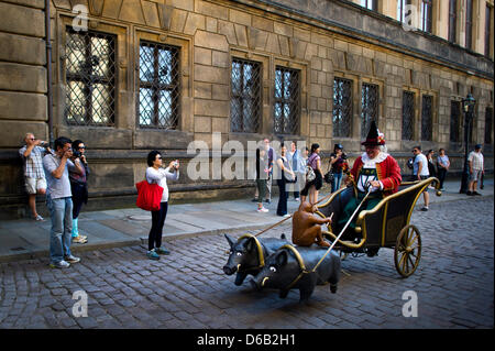 Un très habillé en 'Fou du roi Joseph Froehlich" pose au cours d'une séance photo pour la nouvelle image du panorama de Dresde baroque par artiste panorama Yadegar Asisi à Dresde, Allemagne, 15 août 2012. Asisi photographié des scènes avec acteurs en costumes pour le nouveau panorama 360 degrés 'Dresden - Mythe de la capitale royale baroque'. Photo : Arno Burgi Banque D'Images