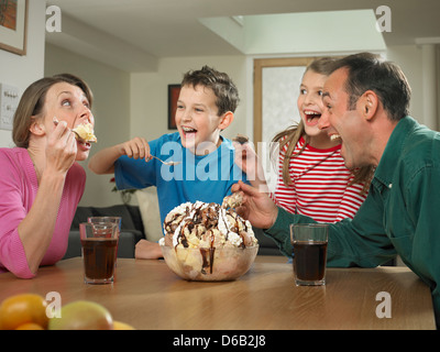 Family eating ice cream ensemble Banque D'Images