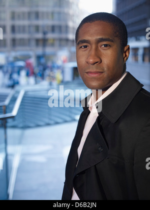 Businessman standing on city street Banque D'Images