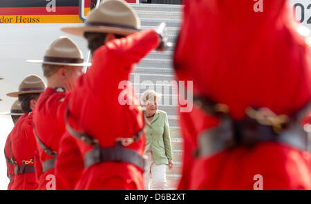 Bundeskanzlerin Angela Merkel (CDU) wird am Samstag (15.08.2012) auf dem Flughafen von Ottawa von kanadischen erwartet Soldaten. Merkel hält sich für zwei Tage à Ottawa Halifax und auf. Foto : Kay Nietfeld dpa Banque D'Images