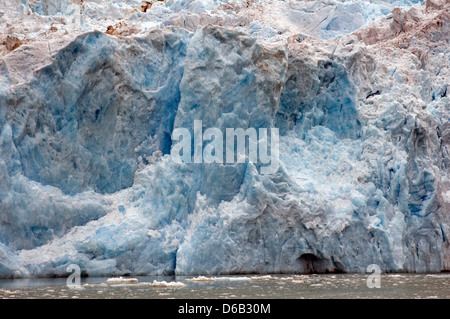 La Norvège, l'archipel du Svalbard, Spitzberg. Paysage de glacier bleu massive le long de la côte en été. Banque D'Images