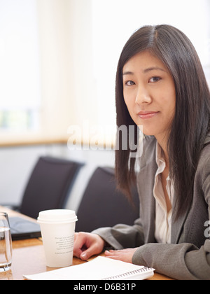 Businesswoman sitting at table de réunion Banque D'Images