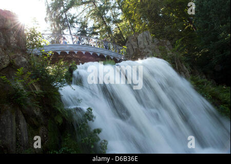 L'eau coule vers le bas à Teufelsbruecke ('Devil's Bridge') au cours de l'eau dispose à Kassel, Allemagne, 15 août 2012. Les caractéristiques de l'eau et la statue dans le le parc Bergpark Wilhelmshöhe Palace de l'appliquer pour les sites du patrimoine mondial. Photo : Uwe Zucchi Banque D'Images